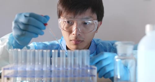 Chemieforscher arbeitet im Labor