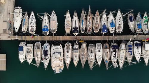 Vue aérienne du port de plaisance. Stationnement de bateaux depuis une hauteur. Port avec yachts. City Pier