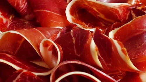 Jamon dans l'assiette. Tir en mouvement.