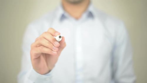 Plan B, Geschäftsmann schreibt auf transparentem Bildschirm