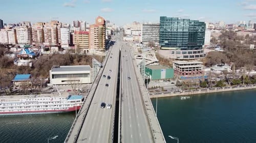 Straßenbrücke über den Fluss in die Stadt