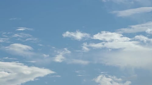 Des cumulus gonflés tourbillonnent au coucher du soleil