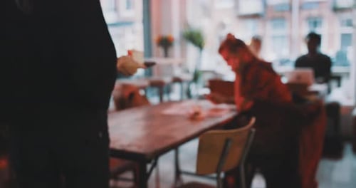 Bolo e copo sendo entregues na mesa, cliente sorrindo
