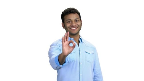 Fröhlicher Geschäftsmann zeigt Ok Zeichen mit Finger