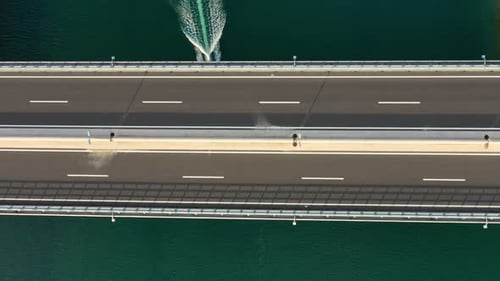 Straße und Verkehr. Luftaufnahme des Kreuzfahrtschiffes und der Brücke im Hafen.
