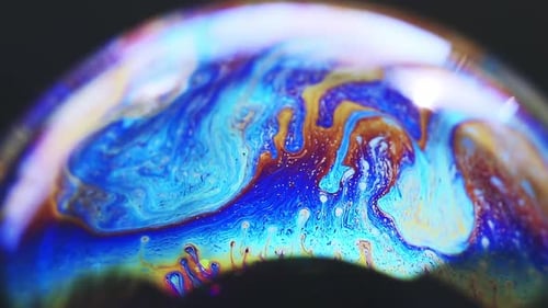 Abstrakte mehrfarbige chaotische Wirbel-Textur im Inneren der Seifenblasen-Nahaufnahme