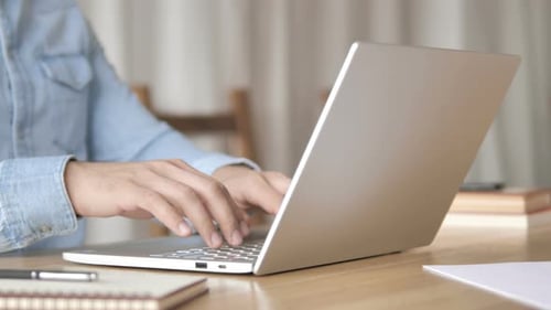 Ouverture, saisie et fermeture d'un ordinateur portable au travail