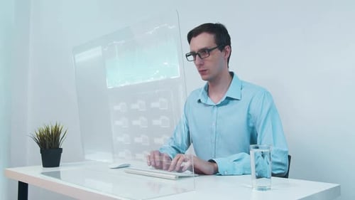 In naher Zukunft verwendet stilvoller Mann seinen High-Tech-Computer mit transparentem Display