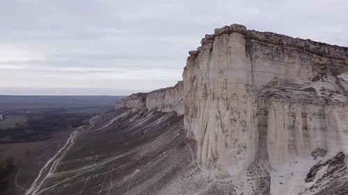 Vue aérienne : White Rock en Crimée, paysage naturel impressionnant avec chaîne de montagnes