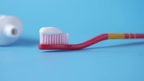 Zahnbürste und Paste auf Blau
