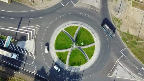 Stadtverkehr am Kreisverkehr