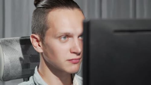 Hübscher junger Mann Videoanrufe mit seinem Computer