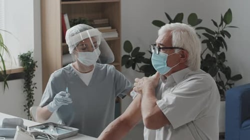 Ältere Patientin wird gegen Covid geimpft