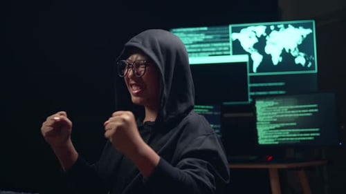 Un jeune hacker asiatique utilise le piratage informatique et fait la fête