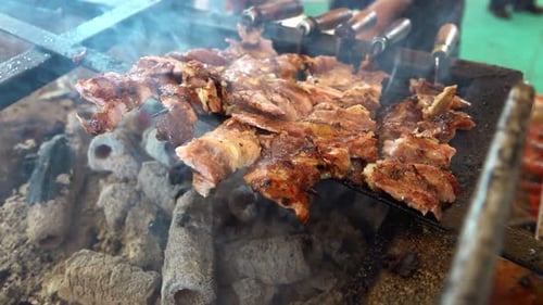 Köstlicher Kebeb auf Kohlefeuer