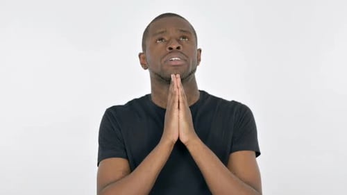 Betender junger afrikanischer Mann, der Gott auf weißem Hintergrund wünscht
