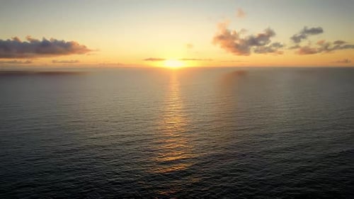 Schöne Drohnenansicht Sonnenuntergang über Meer Meereswellen krachen am Strand