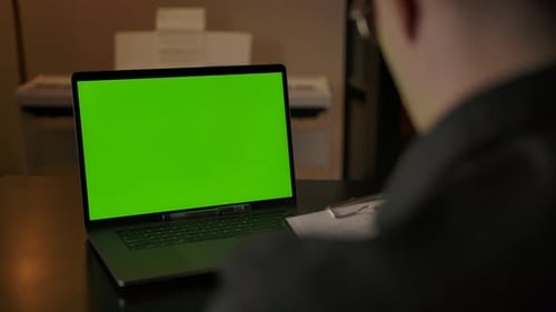 Junge, die kaukasische Männer studieren Aufgabenlösung auf Tablet-PC vom Laptop