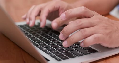 Arbeite auf einem Laptop