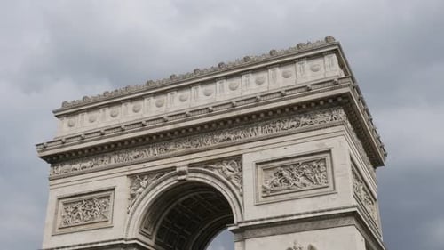 Inclinándose sobre el Arco del Triunfo, famoso monumento de París, Francia, 4K, 2160p, 30 fps, imágenes UltraHD - Beautif