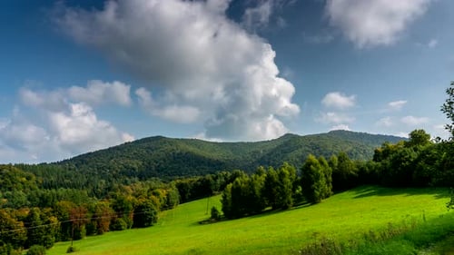 Wolken und Schatten bewegen sich.