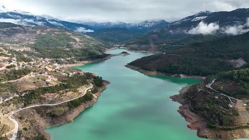 Rivière de montagne, haut dans les montagnes, Vue aérienne (4 K)