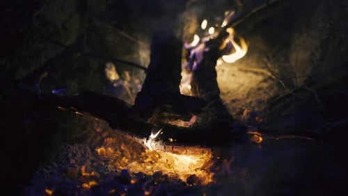 Feuer mit Holz am Strand oder im Berglager verbrennen