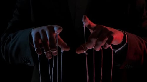 Puppenspieler manipuliert und zieht Fäden aus Marionetten