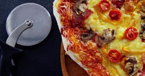 Pizza horneada sobre tabla de madera