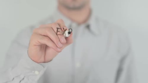Mann aus der Business School schreibt auf transparentem Bildschirm