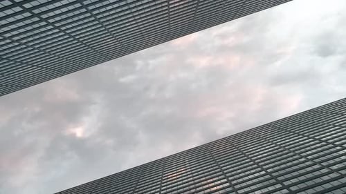 Flugzeug fliegt über Büro-Wolkenkratzer gegen einen schönen Himmel
