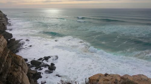 Atlantikküste mit Felsklippen und Wellen