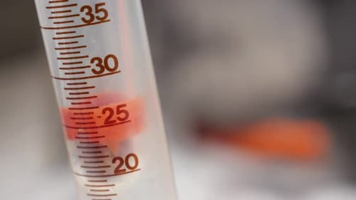 Les spiritueux de boisson dure rakija serbe mesurés dans un cylindre en verre 4K 2160p 30 images par seconde vidéo UHD - Al