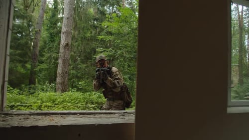 Vue depuis l'intérieur du bâtiment de l'escouade d'assaut spéciale Move Along Windows
