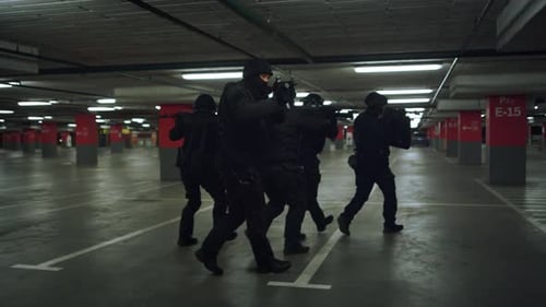 Forças da SWAT explorando o estacionamento