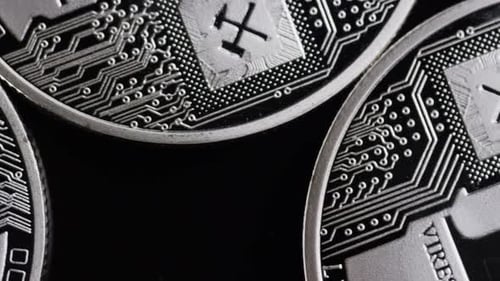 Rotierende Aufnahme von Bitcoins (digitale Kryptowährung) - BITCOIN LITECOIN 446