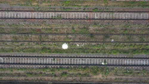 Fliegen über Gleis für Güter- oder Personenzüge am Industrial Railroad Station