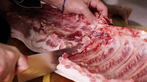 Trancher une côte de porc
