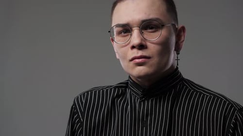 der Typ mit Brille