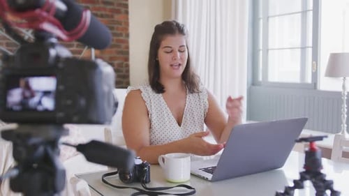 Mujer vloguera caucásica haciendo un Vídeo en casa