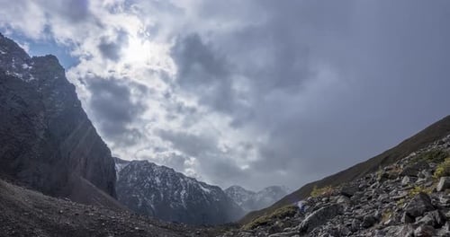 Zeitraffer epischer Wolken im Mountain Valley im Sommer oder Herbst