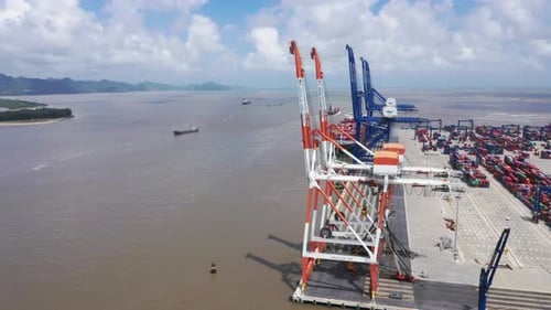 4k Bestand: Luftaufnahme, Draufsicht Frachtschiffhafen im Export, Importgeschäft