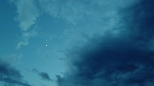 Wolken, Zeitraffer mit blauem Himmel