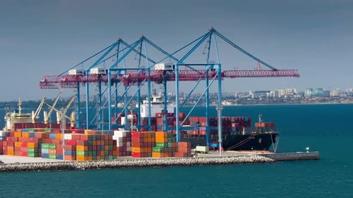 Modernes Containerschiff auf Terminal
