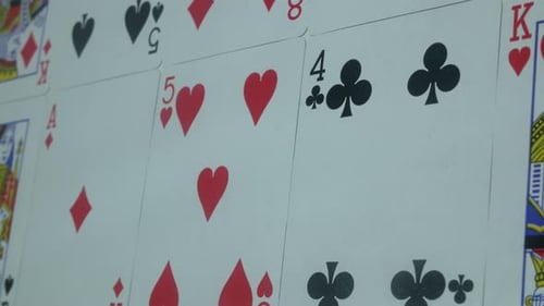 Schönes Deck von Pokerkarten auf dem Tisch im Casino