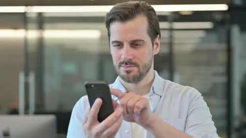 Mann nutzt Smartphone beim Surfen im Internet