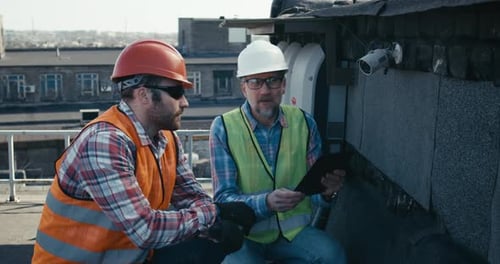 Ingenieur und Techniker diskutieren über Überwachungskameras