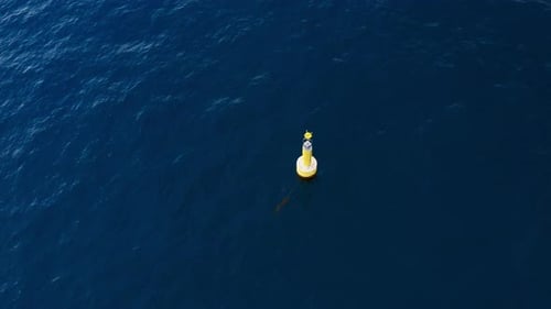 Gelbe Meeresboje im Meer