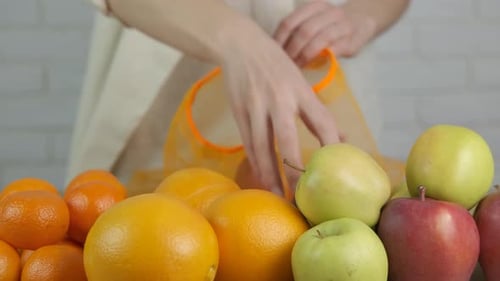 Manzanas en una bolsa ecológica