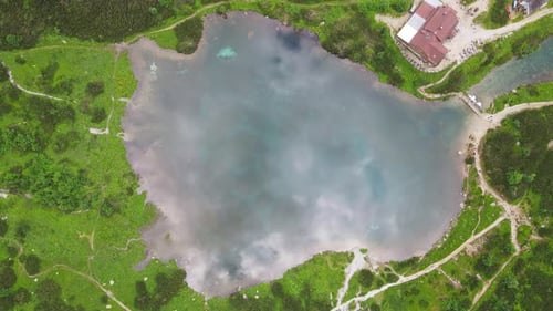 Vue aérienne du lac Zelene pleso dans les Hautes Tatras en Slovaquie